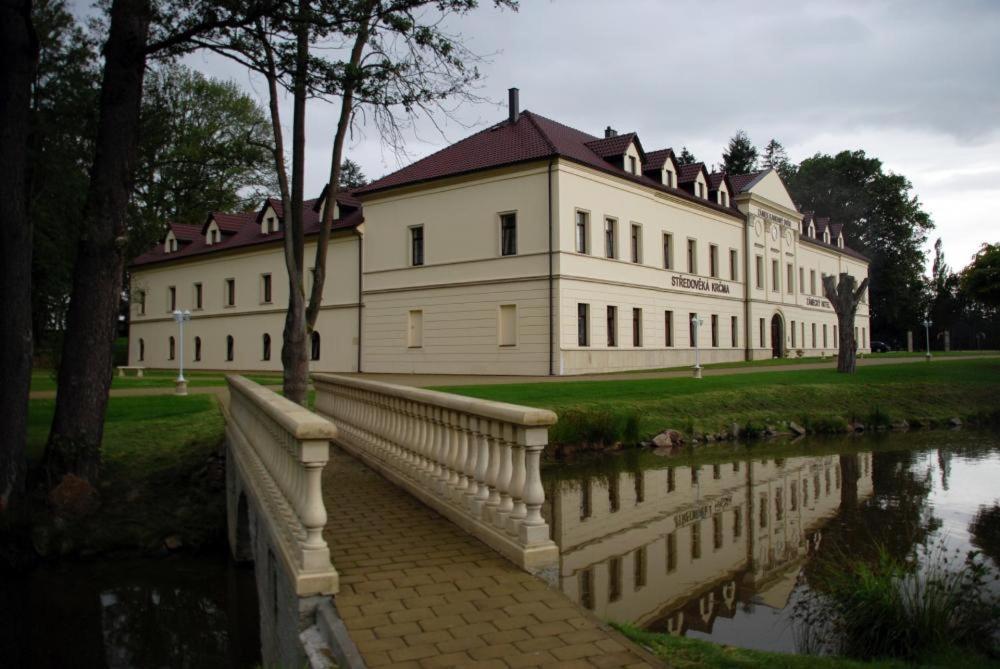 Zámek Kamenný Dvůr Hotel Kynsperk nad Ohri Exterior foto